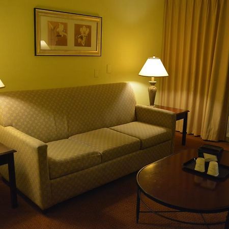 Ramada By Wyndham Wichita Airport Hotel Buitenkant foto