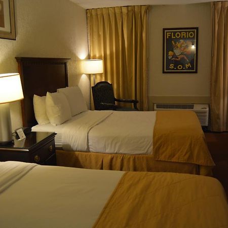 Ramada By Wyndham Wichita Airport Hotel Buitenkant foto