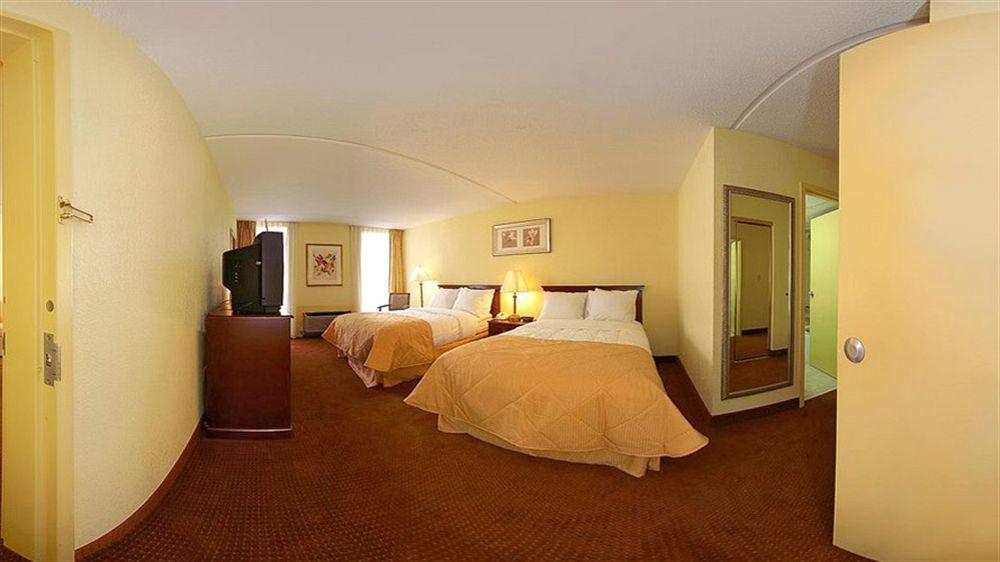 Ramada By Wyndham Wichita Airport Hotel Buitenkant foto