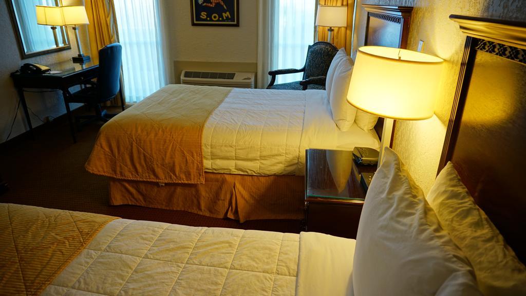 Ramada By Wyndham Wichita Airport Hotel Buitenkant foto