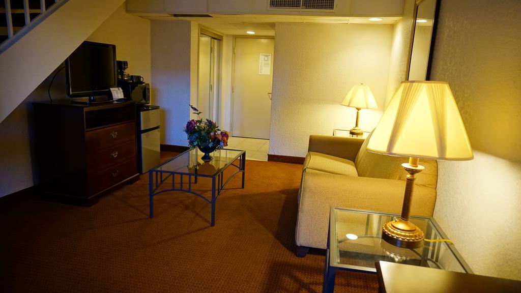 Ramada By Wyndham Wichita Airport Hotel Buitenkant foto
