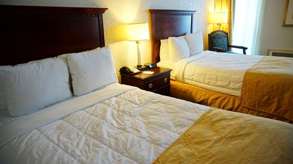 Ramada By Wyndham Wichita Airport Hotel Buitenkant foto