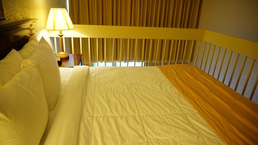 Ramada By Wyndham Wichita Airport Hotel Buitenkant foto