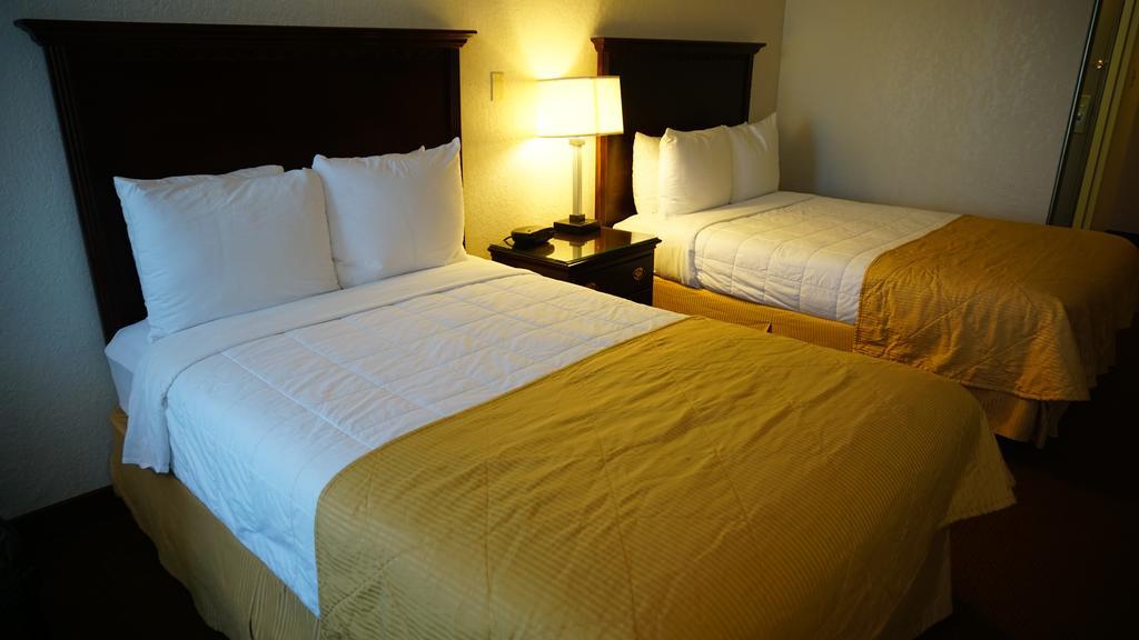 Ramada By Wyndham Wichita Airport Hotel Buitenkant foto