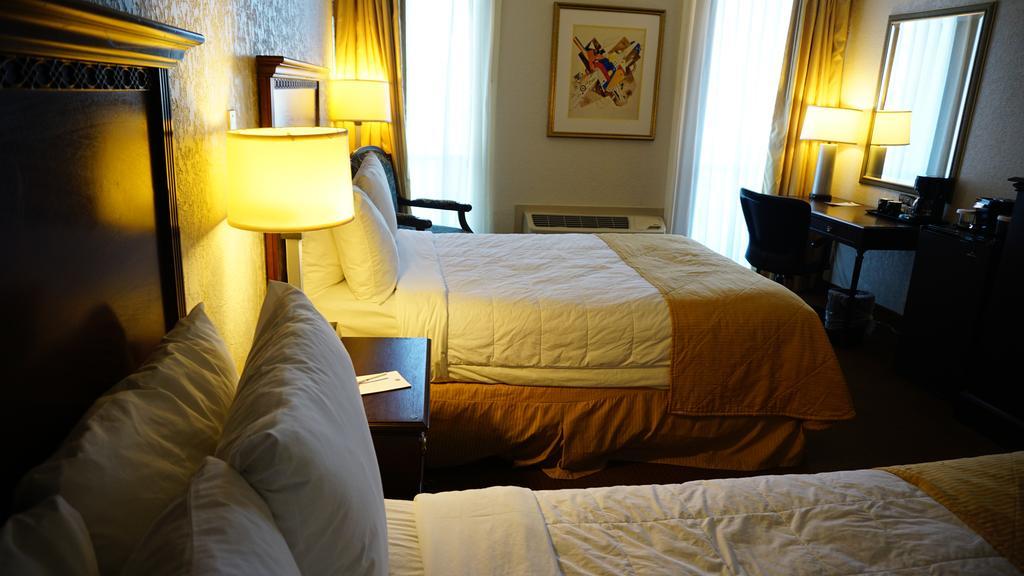 Ramada By Wyndham Wichita Airport Hotel Buitenkant foto