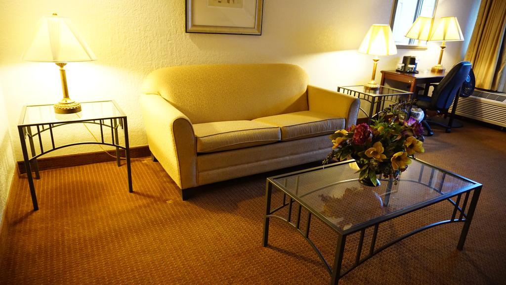 Ramada By Wyndham Wichita Airport Hotel Buitenkant foto