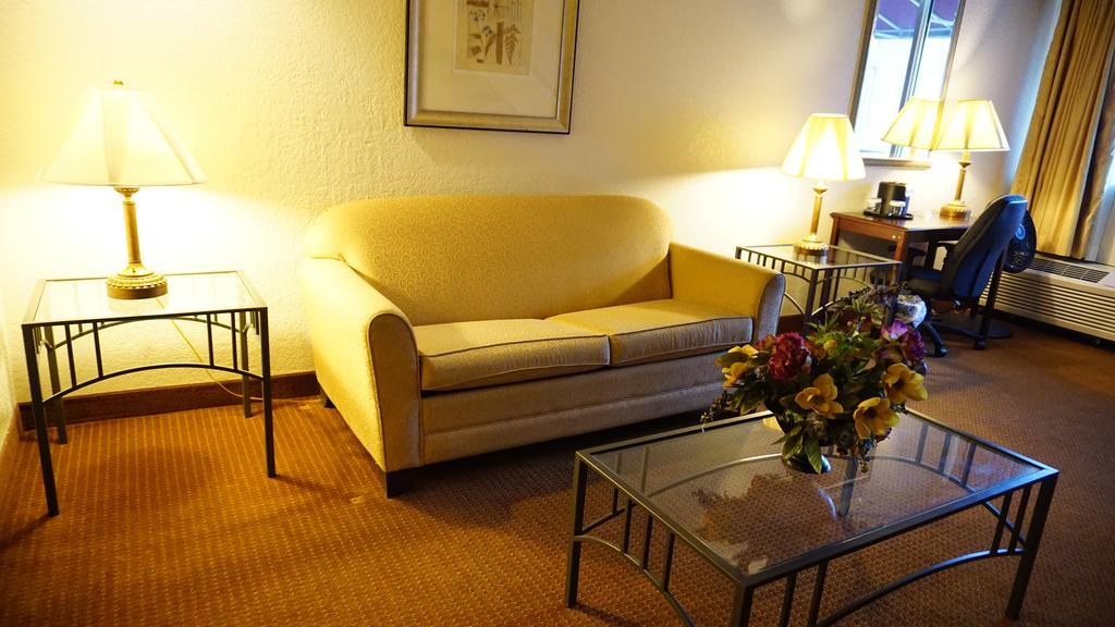 Ramada By Wyndham Wichita Airport Hotel Buitenkant foto