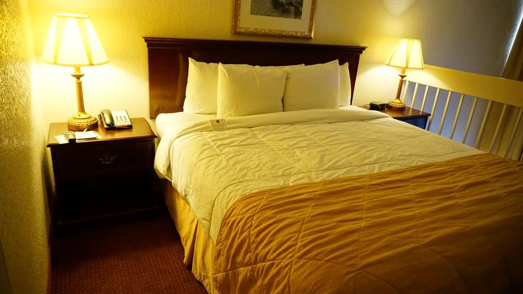 Ramada By Wyndham Wichita Airport Hotel Buitenkant foto