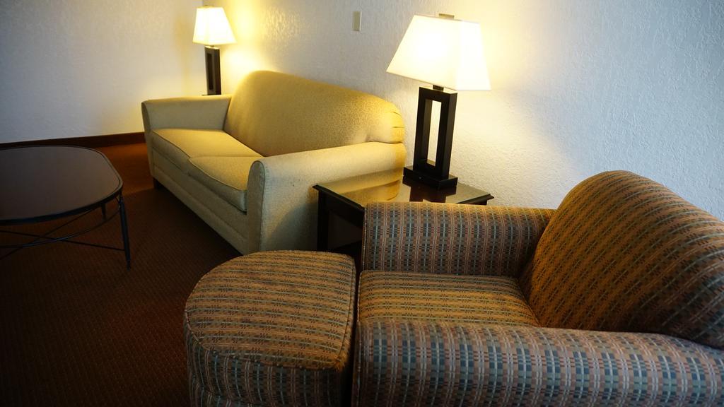 Ramada By Wyndham Wichita Airport Hotel Kamer foto