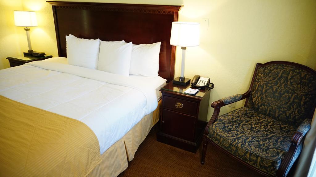 Ramada By Wyndham Wichita Airport Hotel Kamer foto