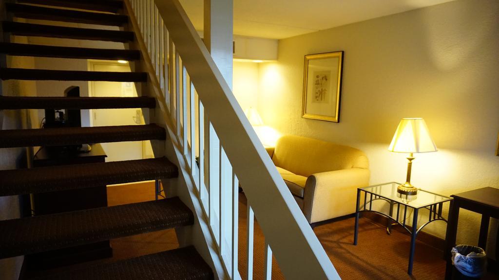 Ramada By Wyndham Wichita Airport Hotel Buitenkant foto