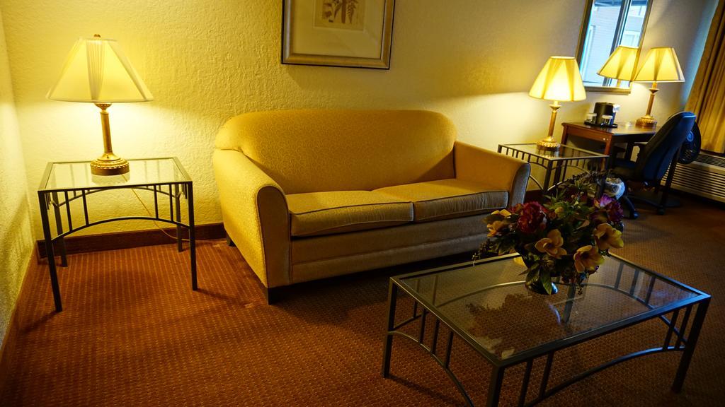 Ramada By Wyndham Wichita Airport Hotel Buitenkant foto