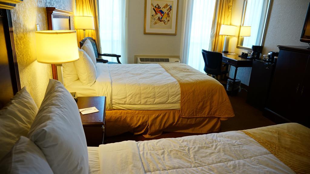 Ramada By Wyndham Wichita Airport Hotel Buitenkant foto