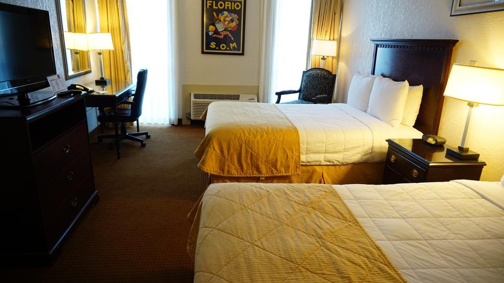 Ramada By Wyndham Wichita Airport Hotel Buitenkant foto