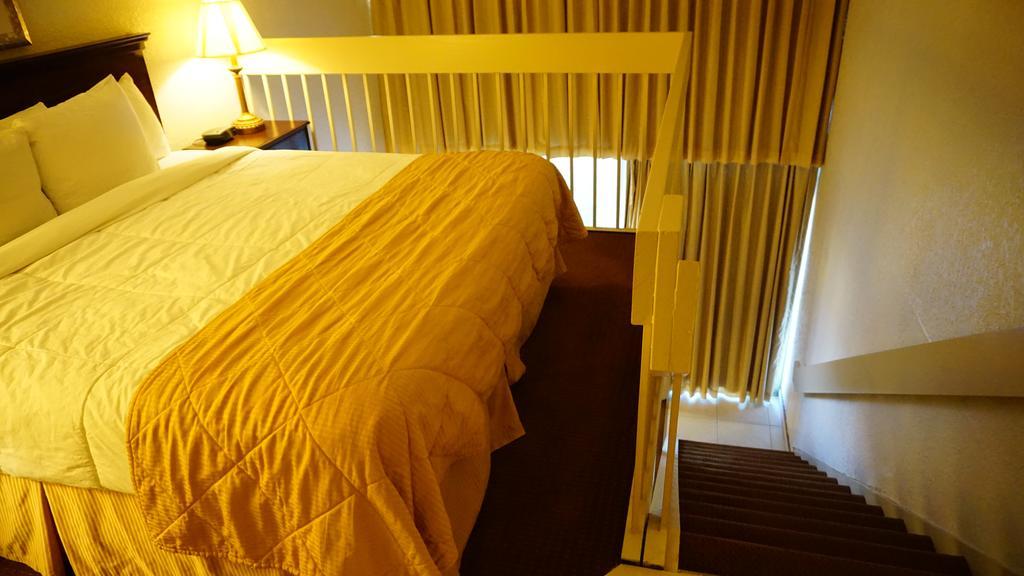 Ramada By Wyndham Wichita Airport Hotel Buitenkant foto