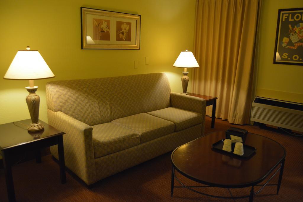 Ramada By Wyndham Wichita Airport Hotel Buitenkant foto