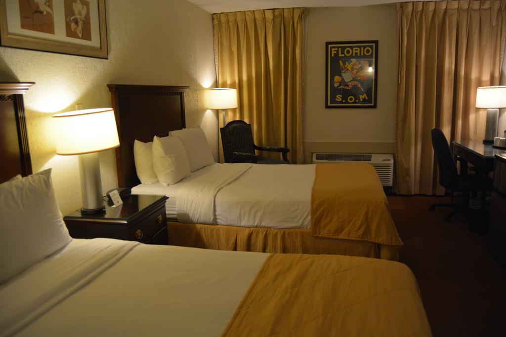 Ramada By Wyndham Wichita Airport Hotel Buitenkant foto