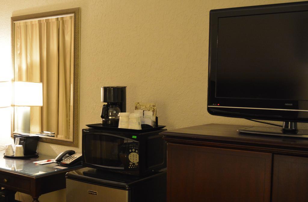 Ramada By Wyndham Wichita Airport Hotel Buitenkant foto