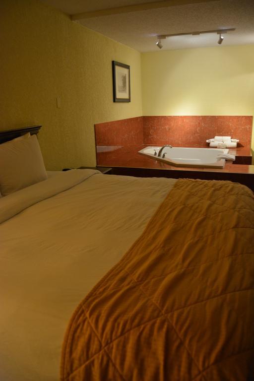 Ramada By Wyndham Wichita Airport Hotel Buitenkant foto
