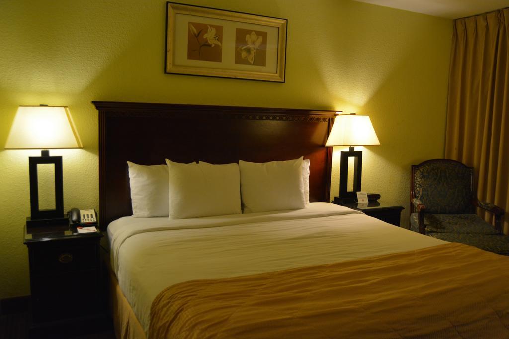 Ramada By Wyndham Wichita Airport Hotel Buitenkant foto