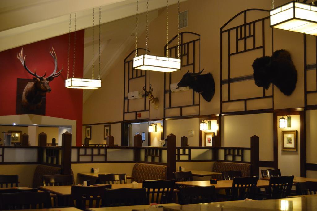 Ramada By Wyndham Wichita Airport Hotel Buitenkant foto