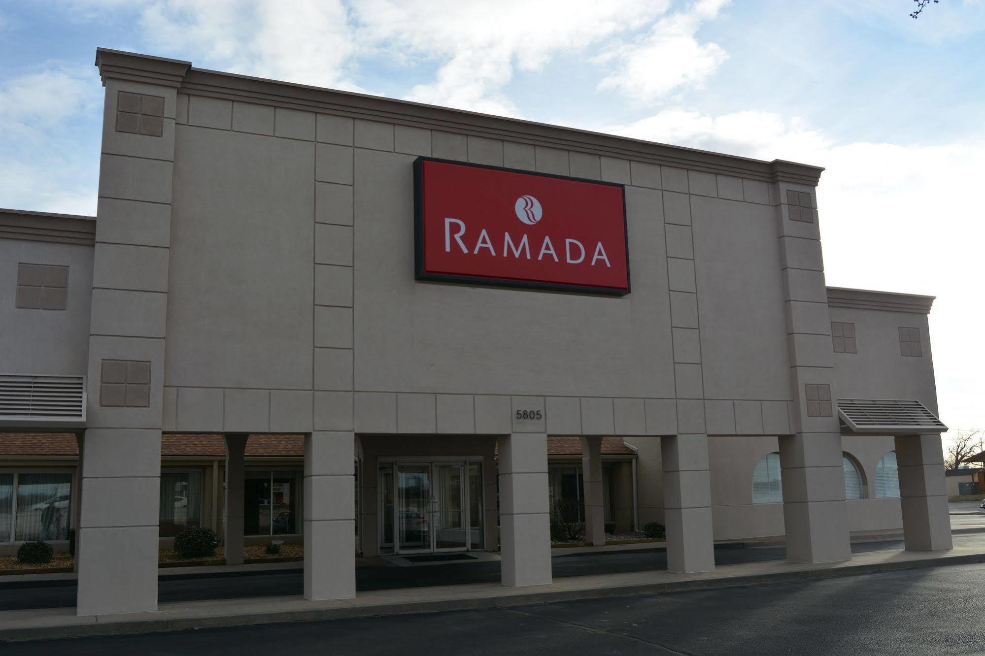 Ramada By Wyndham Wichita Airport Hotel Buitenkant foto