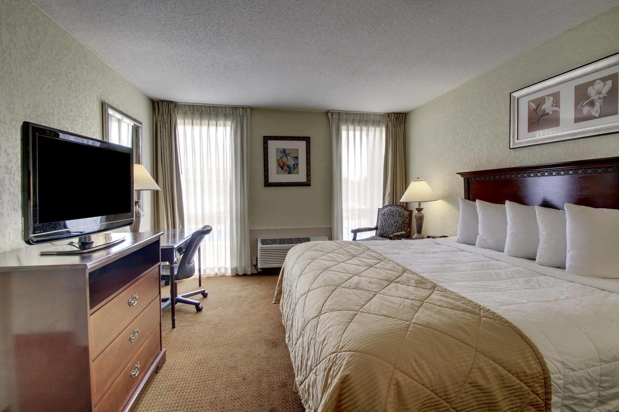 Ramada By Wyndham Wichita Airport Hotel Buitenkant foto