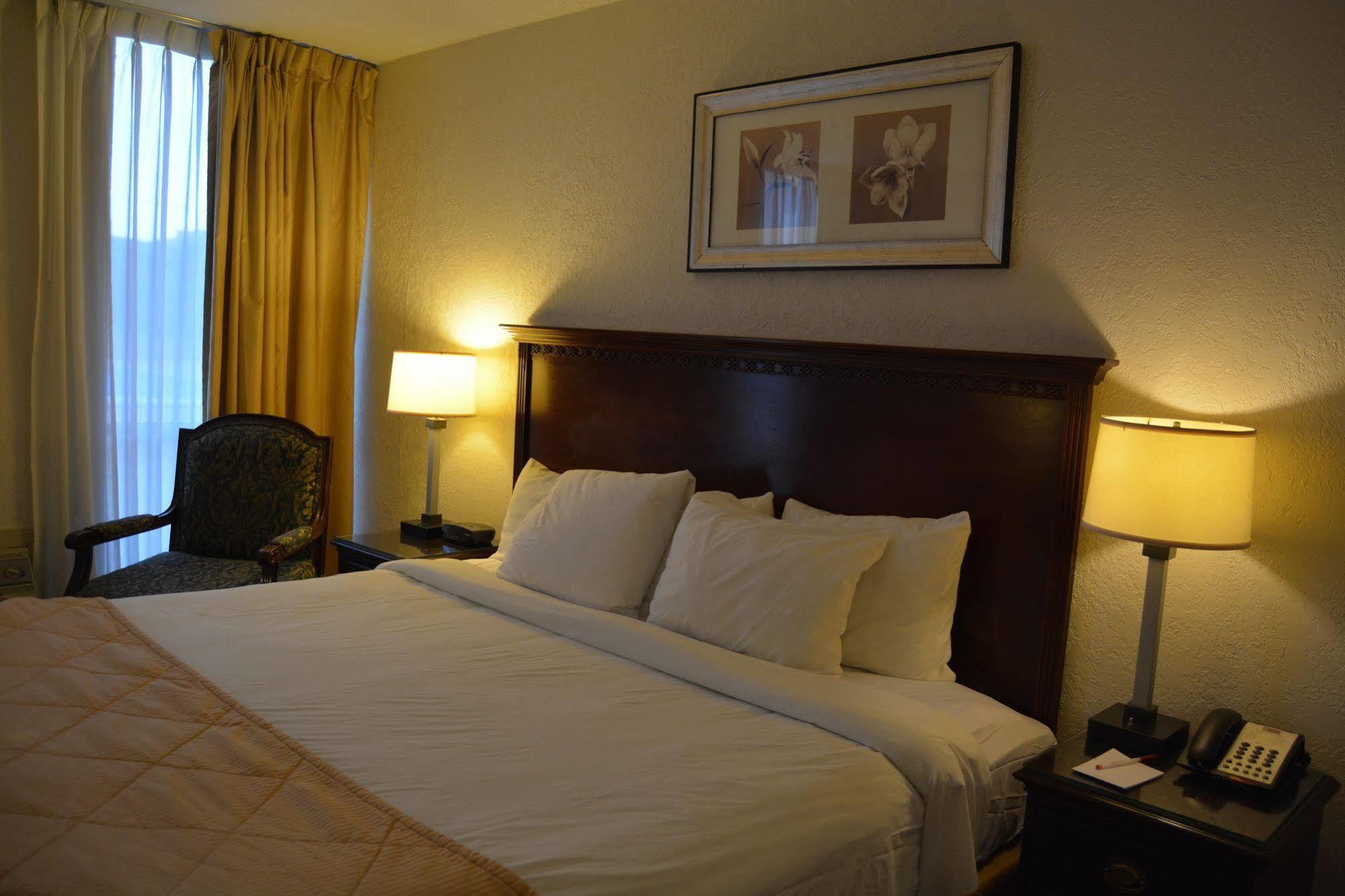 Ramada By Wyndham Wichita Airport Hotel Buitenkant foto