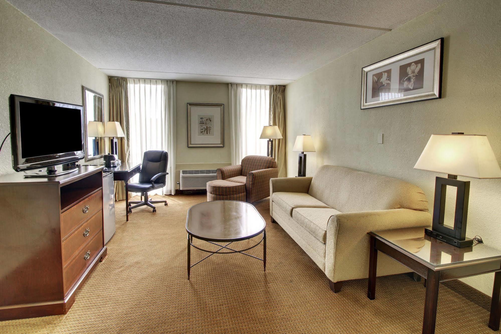 Ramada By Wyndham Wichita Airport Hotel Buitenkant foto