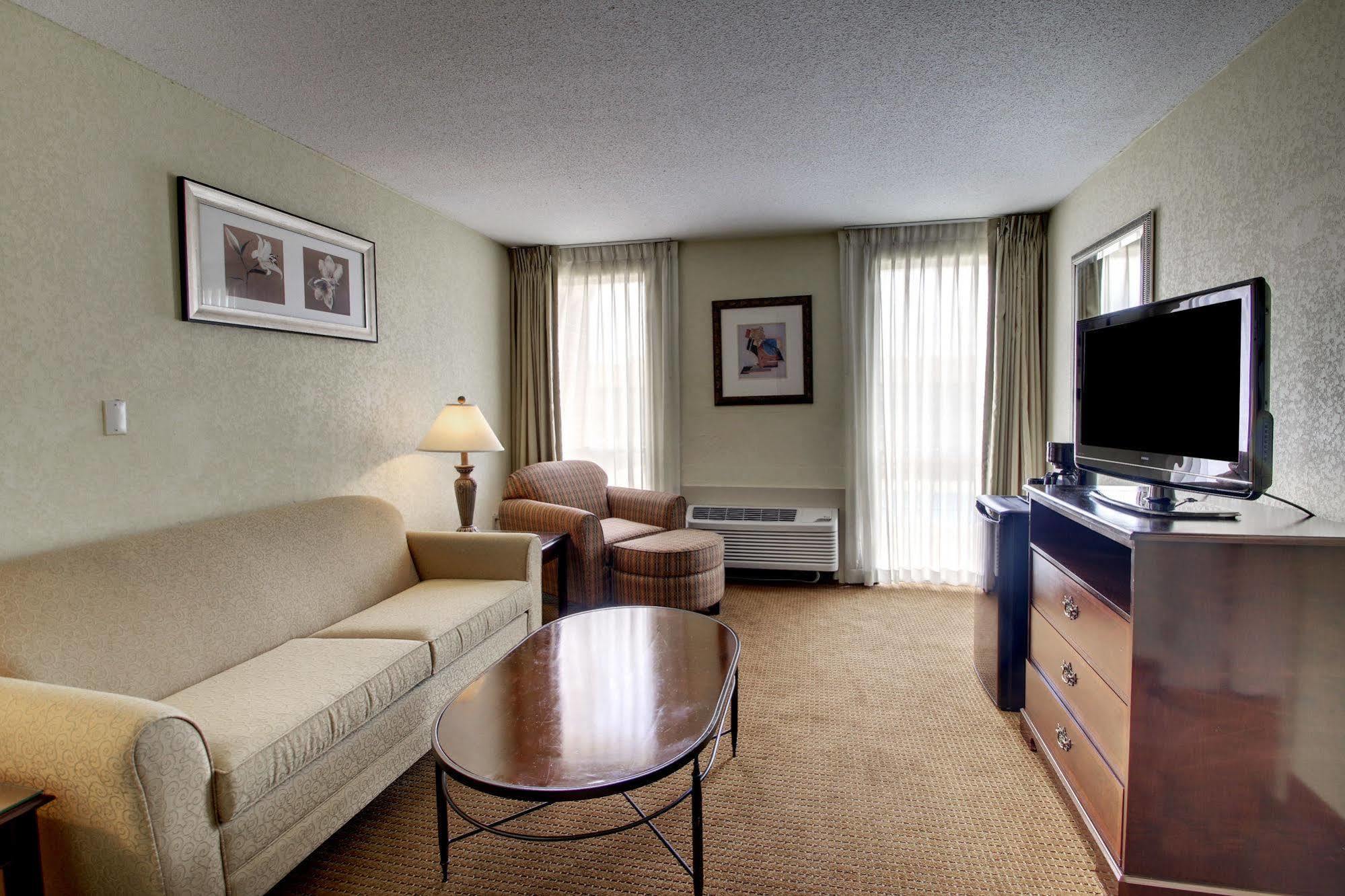 Ramada By Wyndham Wichita Airport Hotel Buitenkant foto