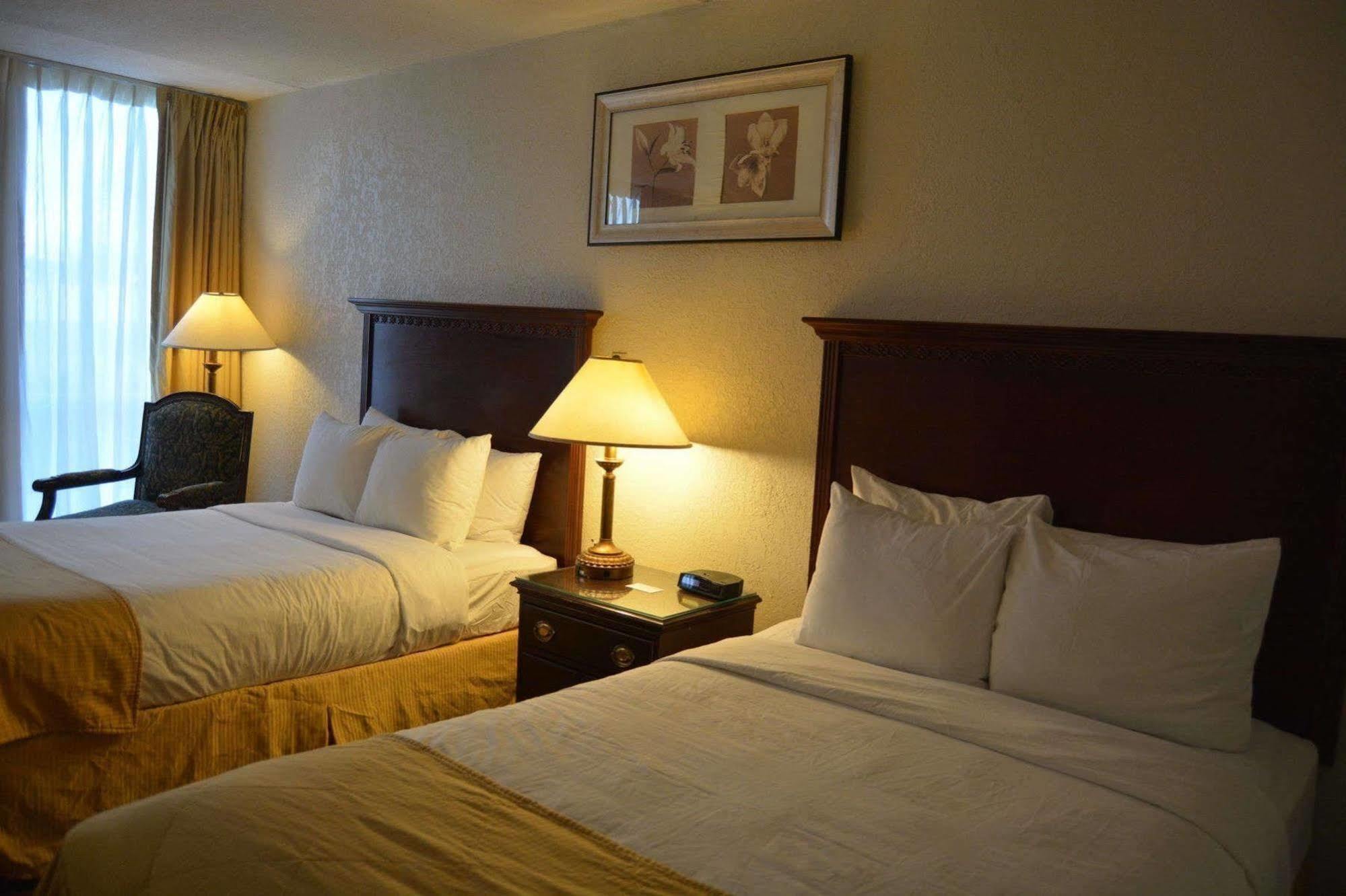 Ramada By Wyndham Wichita Airport Hotel Buitenkant foto