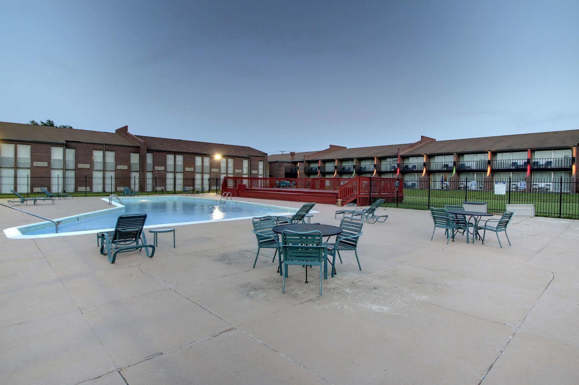 Ramada By Wyndham Wichita Airport Hotel Buitenkant foto