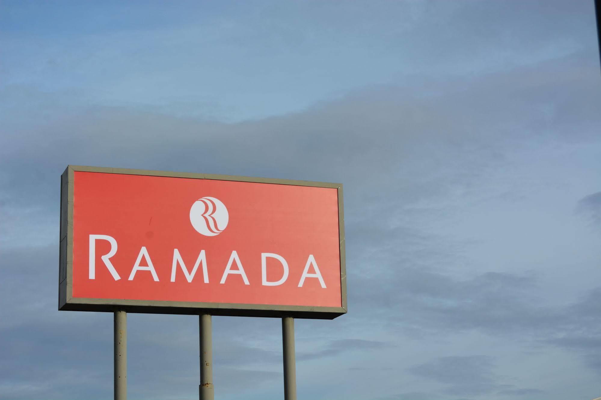 Ramada By Wyndham Wichita Airport Hotel Buitenkant foto