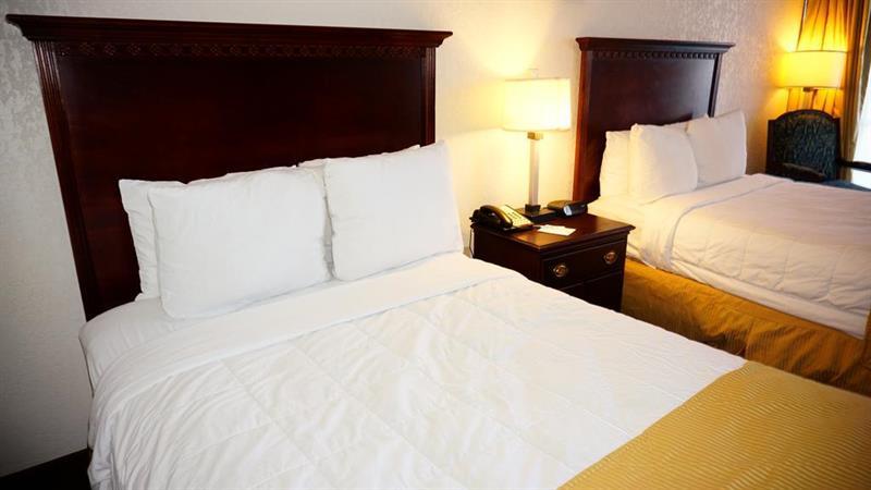 Ramada By Wyndham Wichita Airport Hotel Buitenkant foto